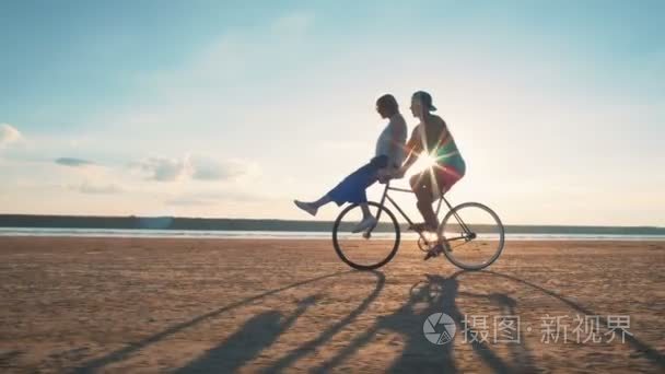 几个骑自行车在海岸上视频
