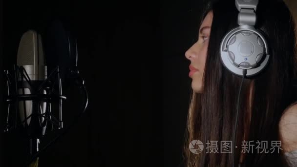 情感在录音棚唱歌的女人视频