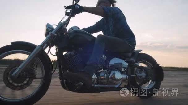 男子骑摩托车在海岸上视频