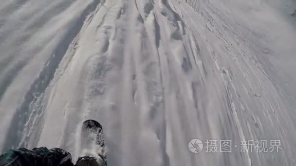 在高山滑雪运动的滑雪者视频
