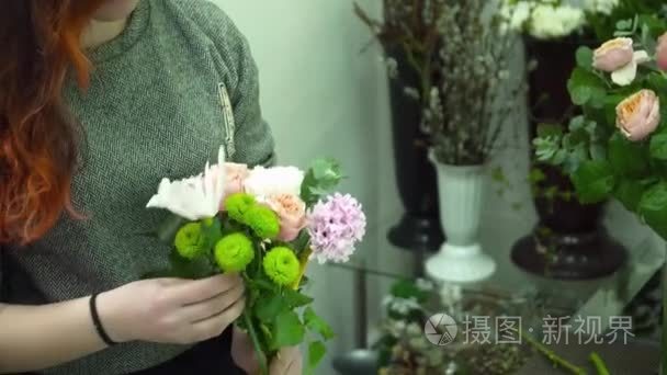 在花卉店制作一束美丽的鲜花视频