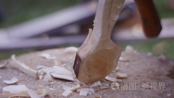 大师班上创作的木制的勺子视频