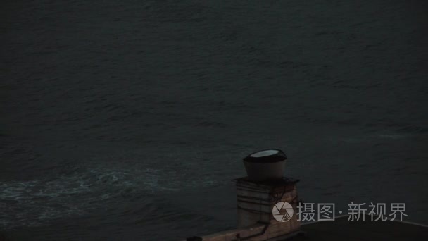 滨水区混凝土结构在黑暗的海浪视频