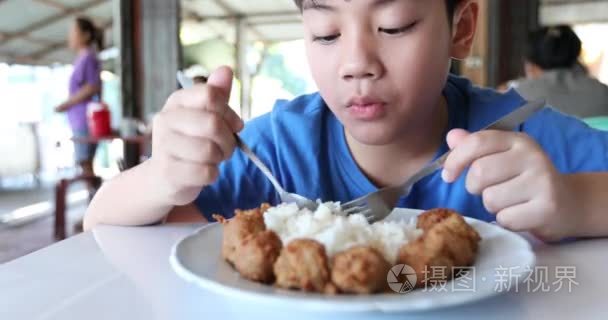 小亚洲男孩吃炒饭肉球视频
