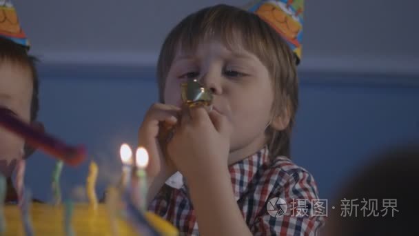 快乐的孩子们在生日聚会上视频