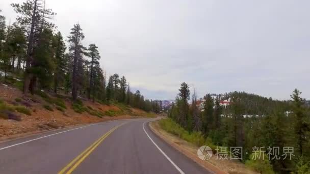 在布莱斯峡谷春季道路行驶 Pov 的难以置信的美丽景观。地质形成天气水侵蚀。自然生态敏感的景观和旅游目的地