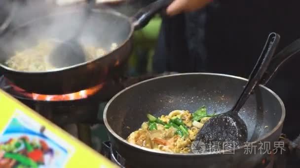 厨师烹饪垫泰式炒虾汤米粉视频