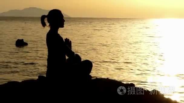 吉尔的双手合十在海洋海滩日落视频