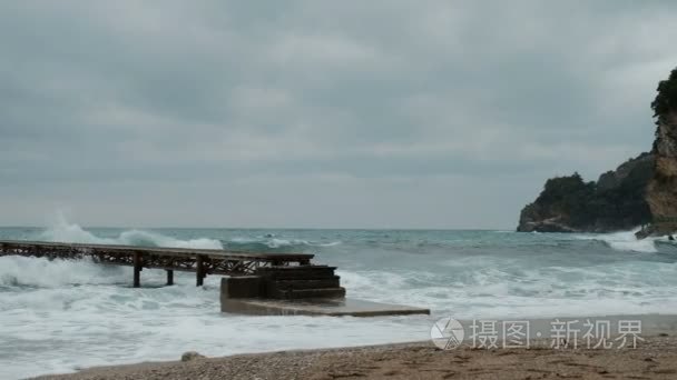 上了岸，浪，岸上码头上打一场暴风雨