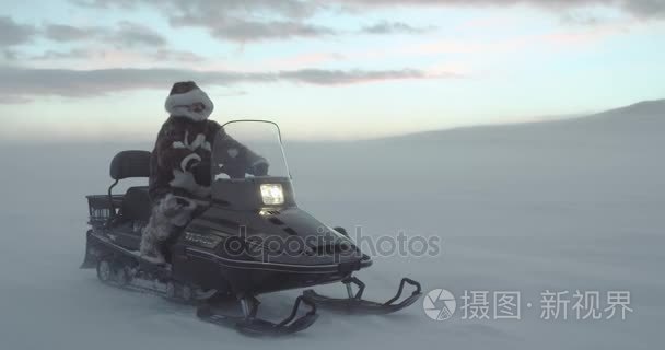 在传统的驯鹿大衣在雪地上的不安旅游在寒冷的冬季暴雪的目光移开。红色史诗 4k 拍摄。高清