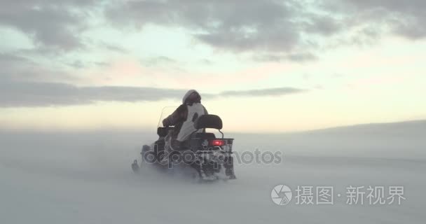 旅行者骑雪地车通过一场暴风雪。极地探险 2016 年。枪上的红色史诗 4 k。高清