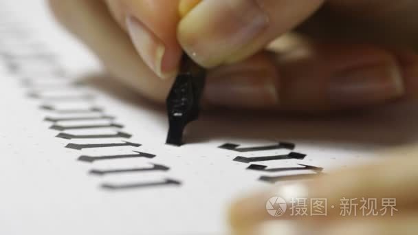 女子写钢笔书法字母视频
