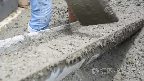 水泥混凝土在施工现场搅拌视频