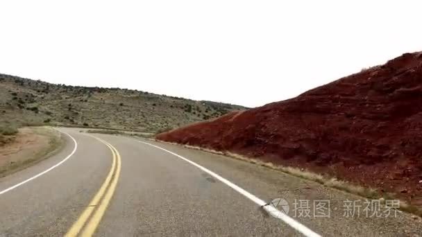 在犹他州的令人难以置信的美丽的春天风景。道路行驶 Pov。地质形成天气水侵蚀。自然生态敏感的景观和旅游目的地