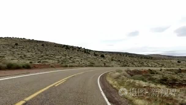 在犹他州的令人难以置信的美丽的春天风景。道路行驶 Pov。地质形成天气水侵蚀。自然生态敏感的景观和旅游目的地