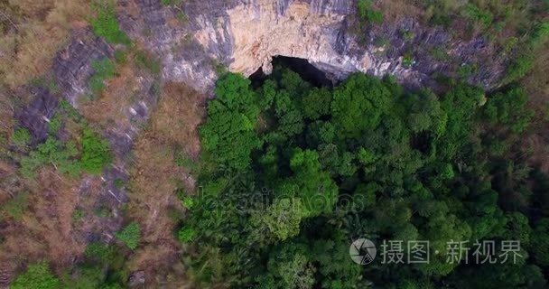 航空摄影上面非常奇妙的山洞视频