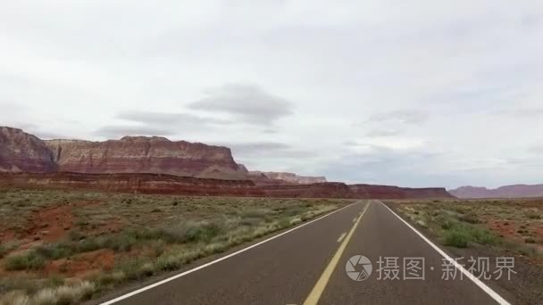 在犹他州的令人难以置信的美丽的春天风景。道路行驶 Pov。地质形成天气水侵蚀。自然生态敏感的景观和旅游目的地