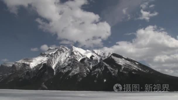 洛矶山脉在阳光明媚的日子视频