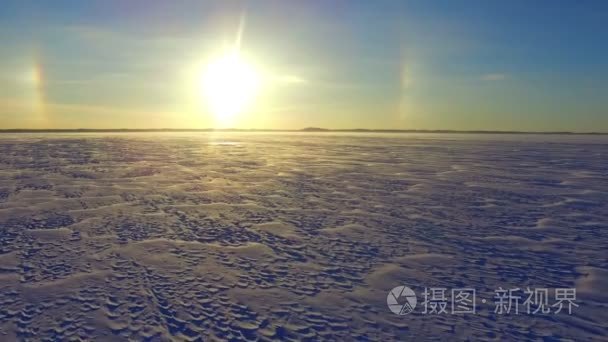 的飞行在下雪结冰的湖面视频