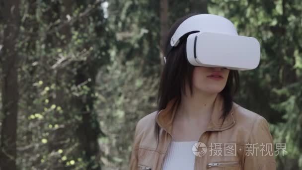 头戴式显示器在森林里的女人视频
