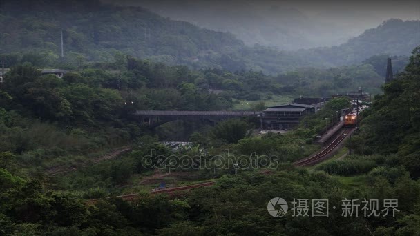 时间流逝的旧火车行驶在乡间小路上只离开他汀类药物的火车