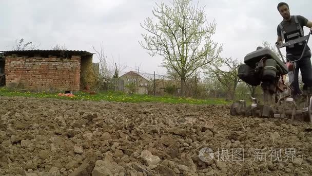 手电机特写犁刃投掷粘土