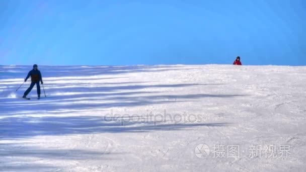 高山滑雪度假村休息的游客视频