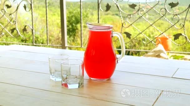 红色水果果盘滗水器和两个眼镜视频