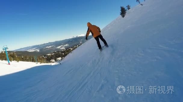 人血统上滑雪板从雪山山脉视频