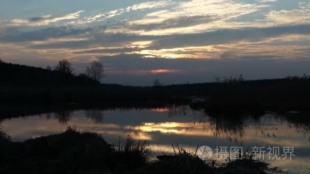 在日落的静态水景观视频