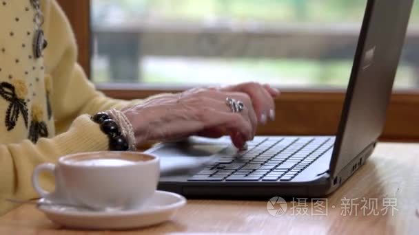 高级的女人的手和键盘视频