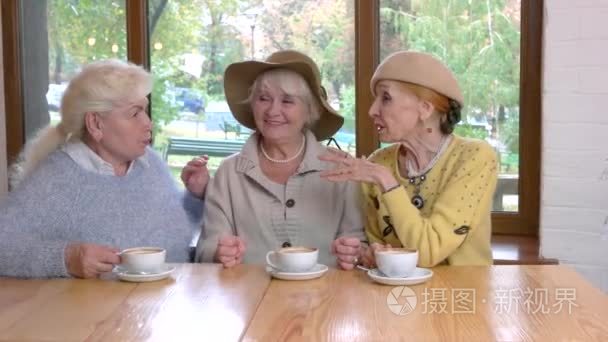 在桌上的三个高级妇女视频