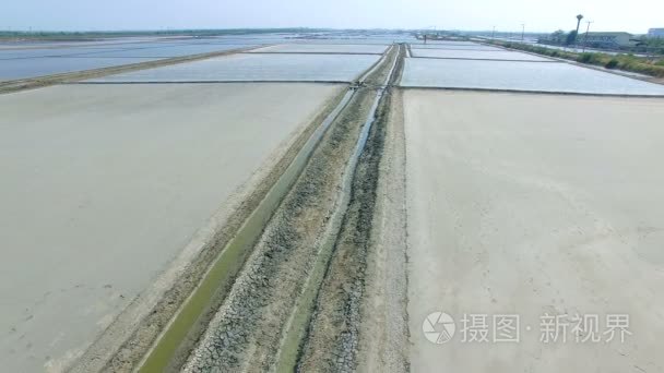 沙没颂堪泰国盐农庄的鸟瞰图视频