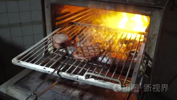 利用火焰与煤的烧烤烤肉