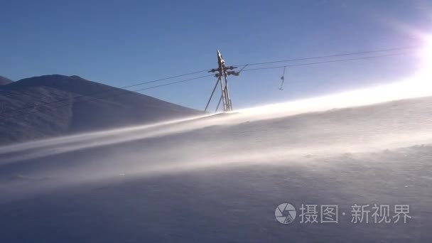 滑雪缆车上山向上移动视频