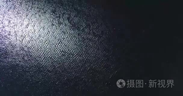 水用反射眩光和表面上的波纹视频