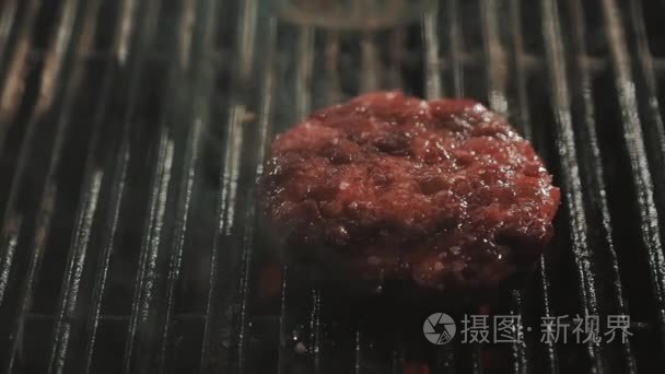 金属锅铲翻煮热烤架上的肉视频