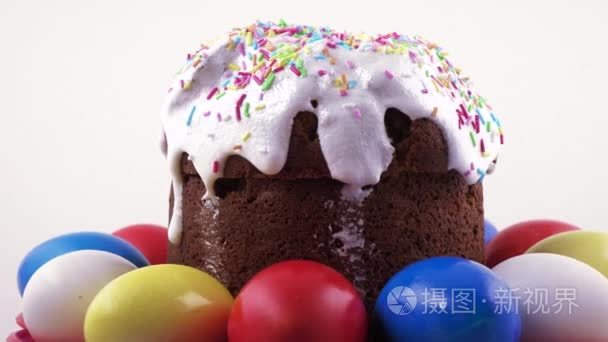 复活节蛋糕和彩绘的鸡蛋视频