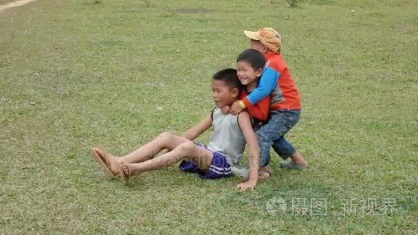 街景与笑玩的男孩视频