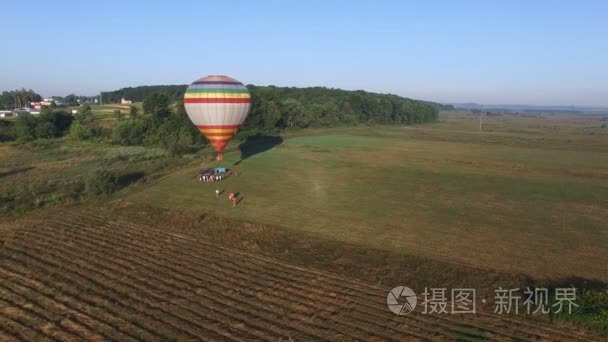 航空影像的热气球从空中飞起来视频