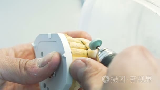 在牙科实验室仪器磨齿冠的特写视频