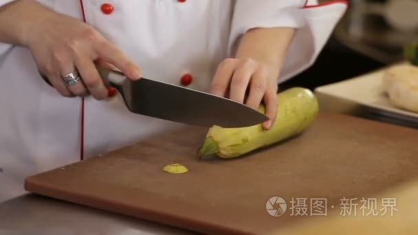手用小刀切菜油炸食品视频