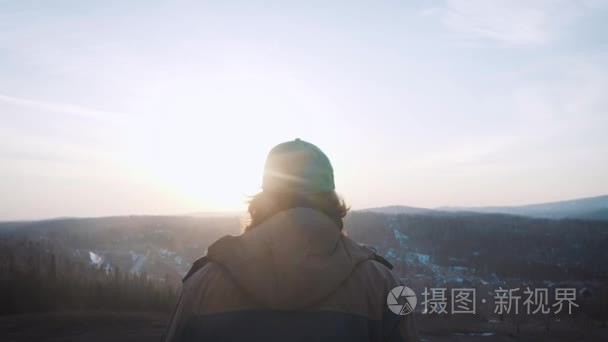 一个年轻的男旅客来到成功视频