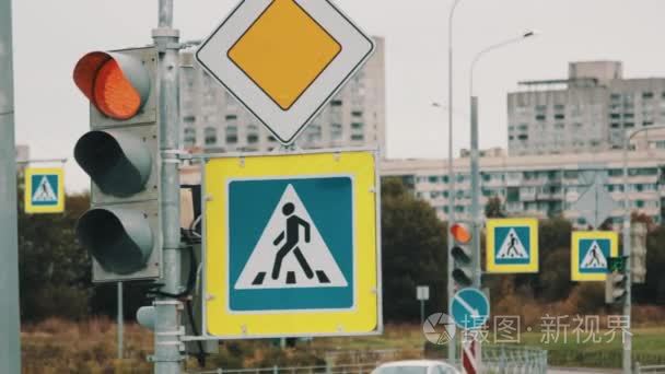 有人行横道标志和红色交通灯市街十字路口