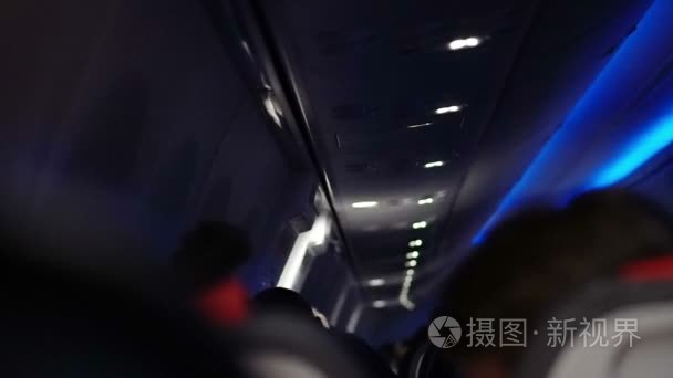 飞机客舱视图拍摄后之光暗淡的夜间飞行