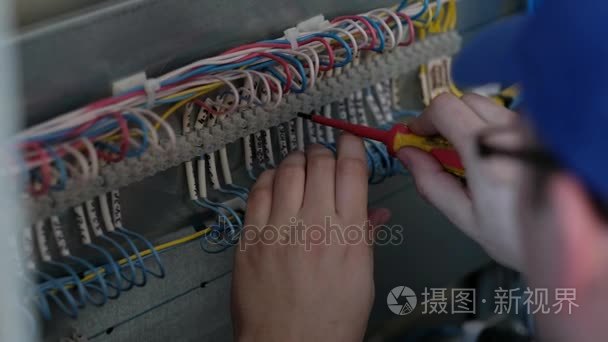 特写︰ 在工作中，电工电工检查接线人修理电气接线