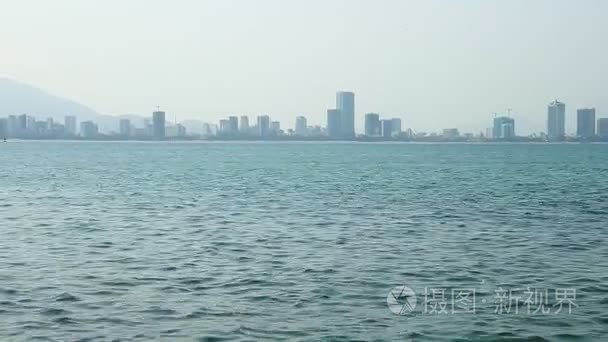 城市与海的地平线上波纹的前面视频