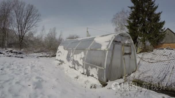 在古老的农场和冬天的风，时间推移 4 k 雪原始温室