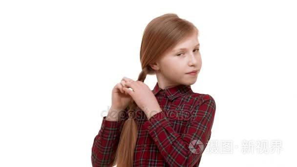 女孩梳辫子的头发和微笑短视频