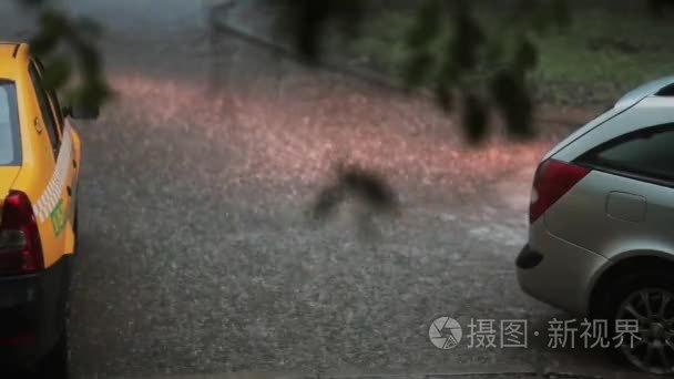 洪水在人行道上。汽车路过，雷声风雨声